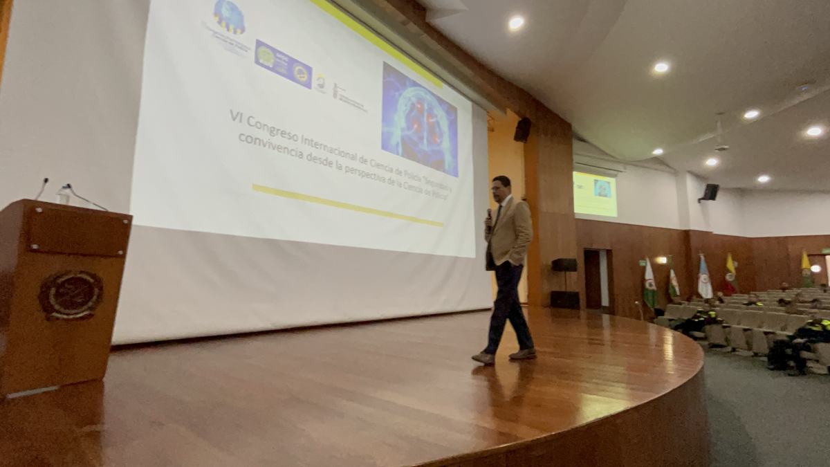 El abogado Mario Enrique Herrera Carrasco dictando su ponencia en el VI Congreso Internacional de Ciencia de Policía, Bogotá, Colombia, 2022